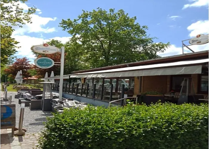 With 2 Bedrooms Lägenhet